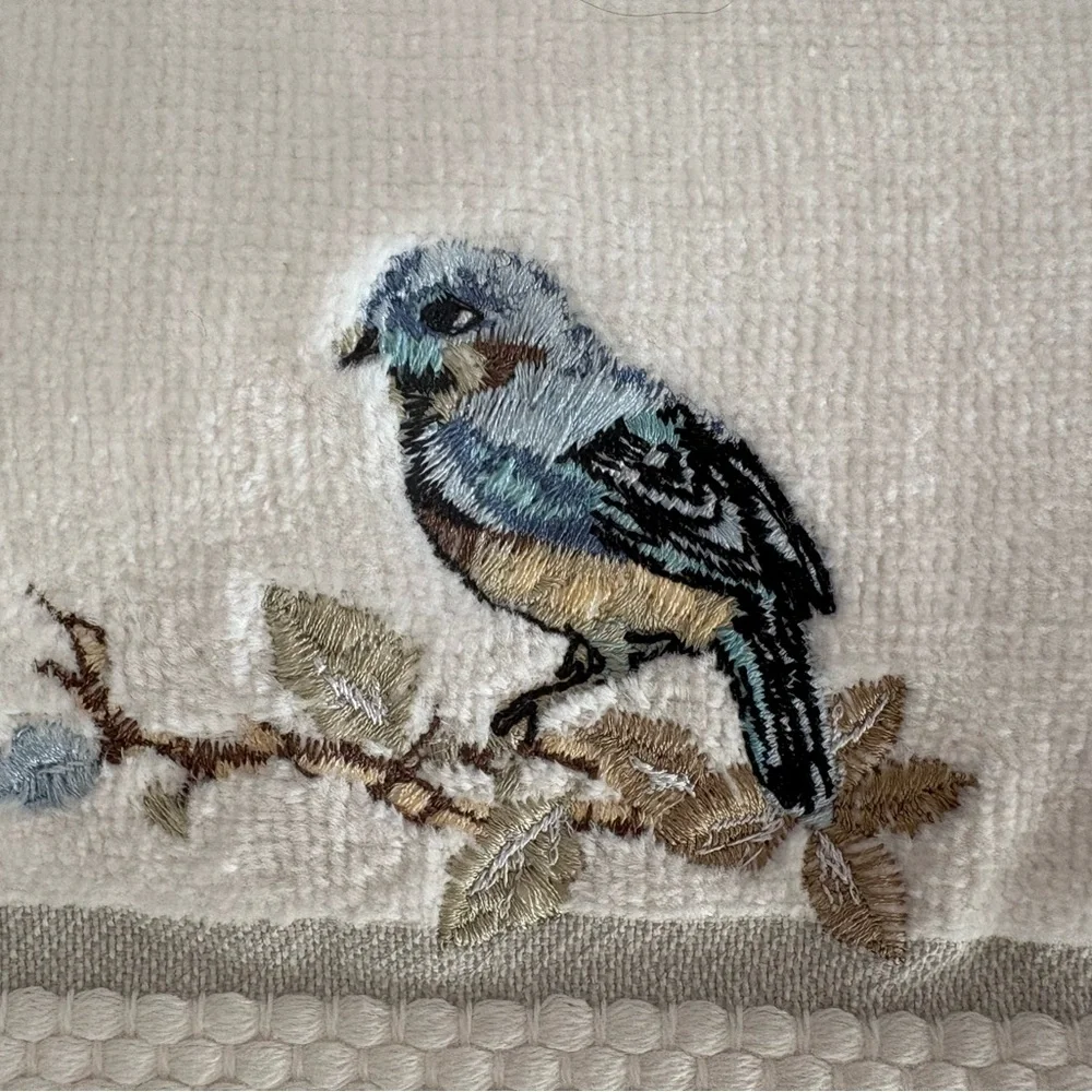 NWT Avanti Cream Finger Tip Towels w/ Bird Design. 3 come with this set.